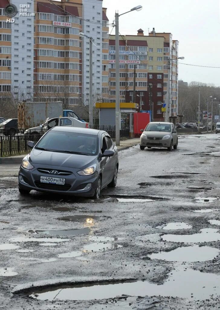 Разбитая россия. Разбитая дорога в городе. Российские дороги. Разбитые дороги в городе. Плохие дороги.