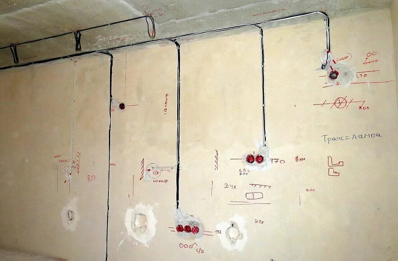 Схема разметки штроб под проводку. Монтаж электропроводки на стену. Электропроводка в квартире. Проводка в доме. Электропроводка комнаты