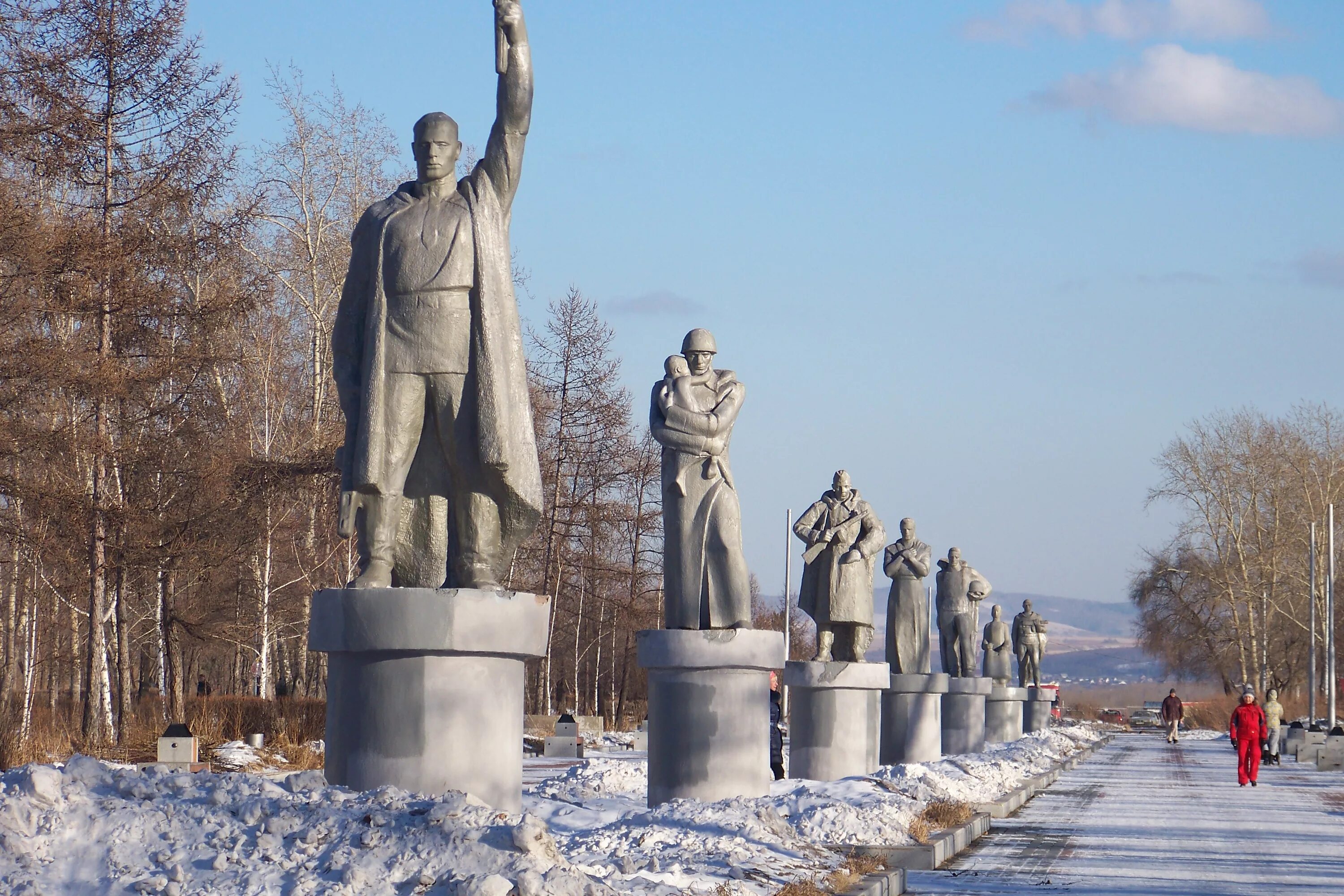 Памятники истории и культуры красноярского края. Гвардейский парк Красноярск. Зелёная роща Красноярск Гвардейский парк. Красноярск парк Гвардейский памятники. Памятники в Гвардейском парке Красноярск.