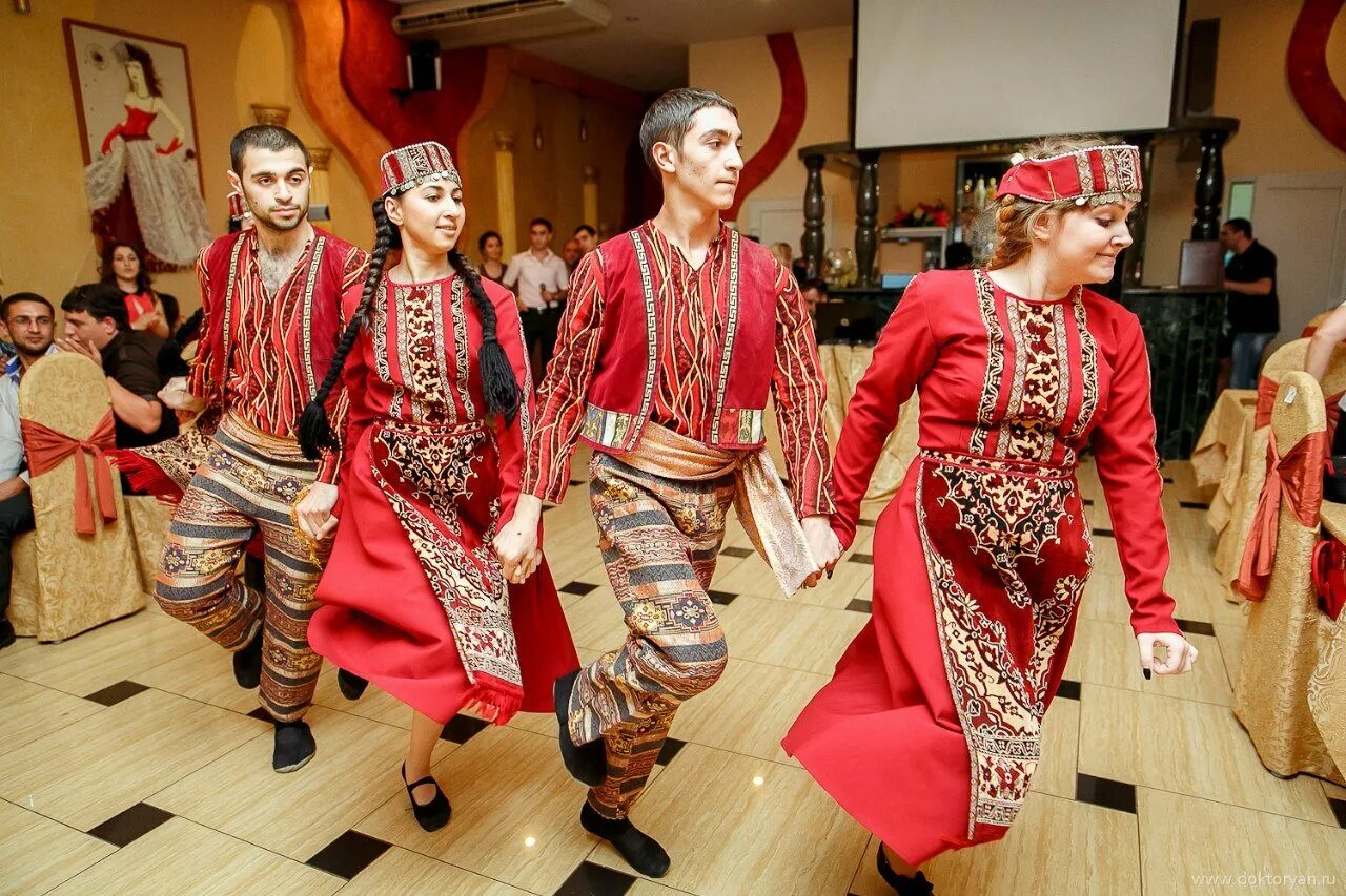 Ютуб армян. Армянские народные танцы Ярхушта. Армянский национальный костюм Кочари. Армянский национальный костюм Карин. Танцевальный армянский костюм мужской.