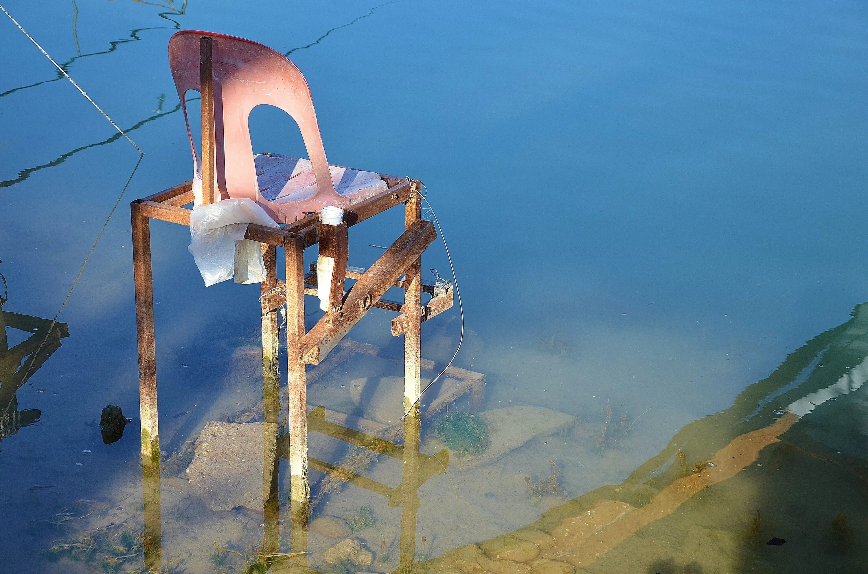 Водный стул. Стул на море. Фотосессия со стулом в воде. Стул из воды. Стул водой температура