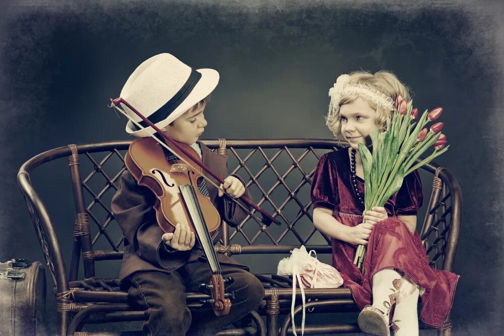 Мир взрослых детей песня. Музыкальные инструменты для детей. Мальчик дарит девочке цветы. Леди и джентльмены дети. В стиле ретро.