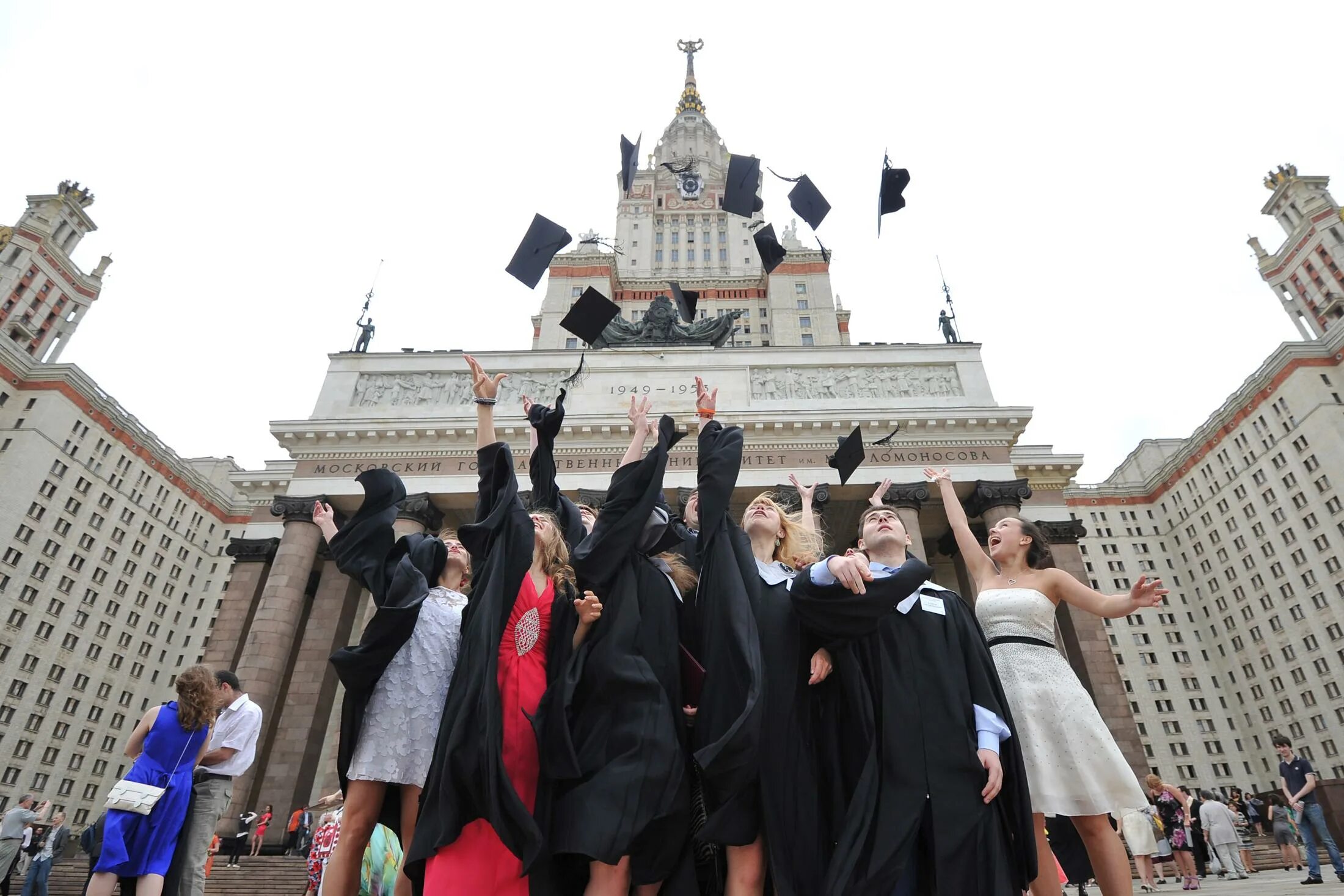 Высшее образование великий. МГУ университет выпускники. Университет МГУ студенты. Иностранные студенты МГУ. Выпускной МГУ.