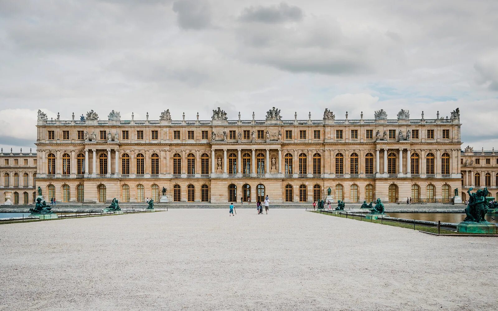 Versailles 400. Версальский дворец Версаль Франция. Версальский дворец Луи лево. Версаль фасад дворца.