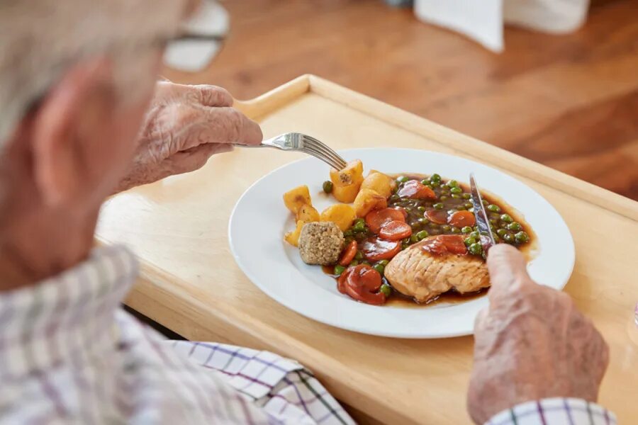 Питание после 70. Питание пожилых людей. Здоровое питание в пожилом возрасте. Здоровое питание для пожилых людей. Пенсионеры обедают.