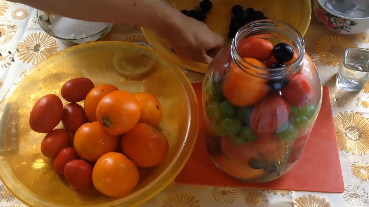 Помидоры с луком и уксусом быстро. Помидоры с виноградом на зиму. маринованные помидоры с виноградом. помидоры в банке разделены на две части. помидоры с виноградом на зиму рецепты.