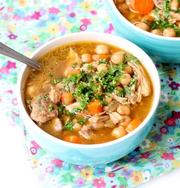 Куриный суп с нутом. Суп из нута с курицей. суп с нутом и курицей. нут с курицей.