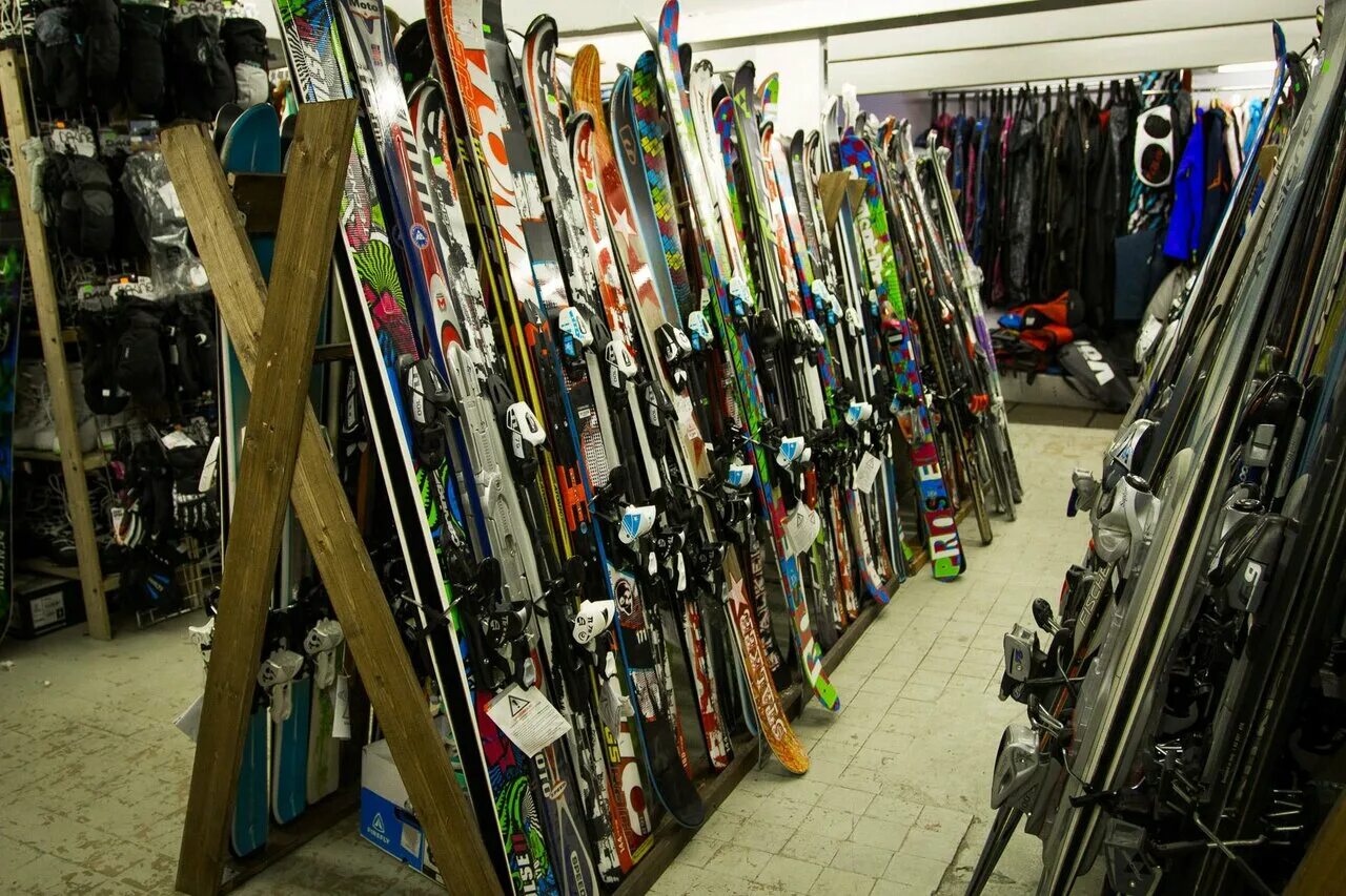 Аренда гоу. Магазин лыж. Магазин горных лыж. Лыжный магазин в Москве. Магазин Ski в Москве.