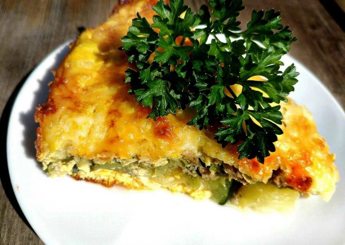 Мясной фарш кабачки рецепт. Запеканка из цукини в духовке. запеканка с картошкой и цукини. запеканка с фаршем и овощами. запеканка из кабачков с фаршем.