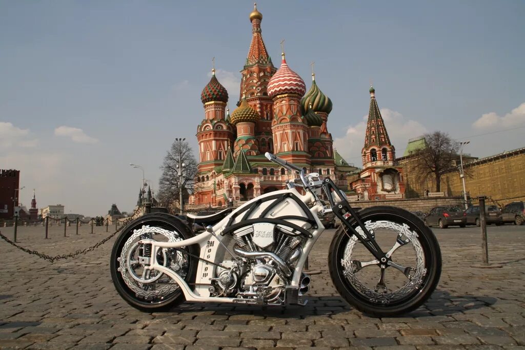 много мотоциклов. городской мотоцикл. мотосалон major moto. мотовесна 2022. кастом байк россия.