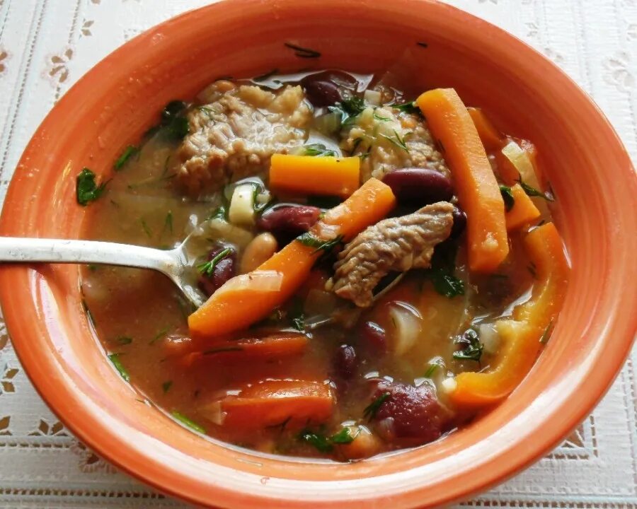 Фасоль с томатной пастой в мультиварке. Фасоль красная с овощами тушеная. Фасоль с овощами и грибами. Фасоль тушеная с овощами и свининой. Фасоль тушеная с овощами в томате.