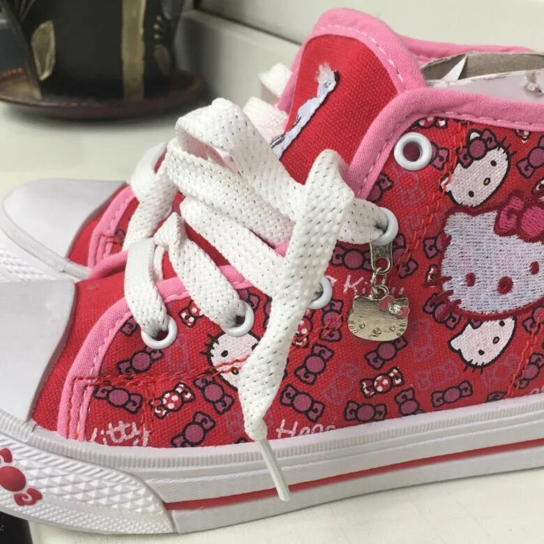 Кроссовки hello. Кеды Хелло Китти. Кроссовки с Хеллоу Китти. Высокие кеды hello Kitty Bershka. Кроссовки Хелло Китти АЛИЭКСПРЕСС.