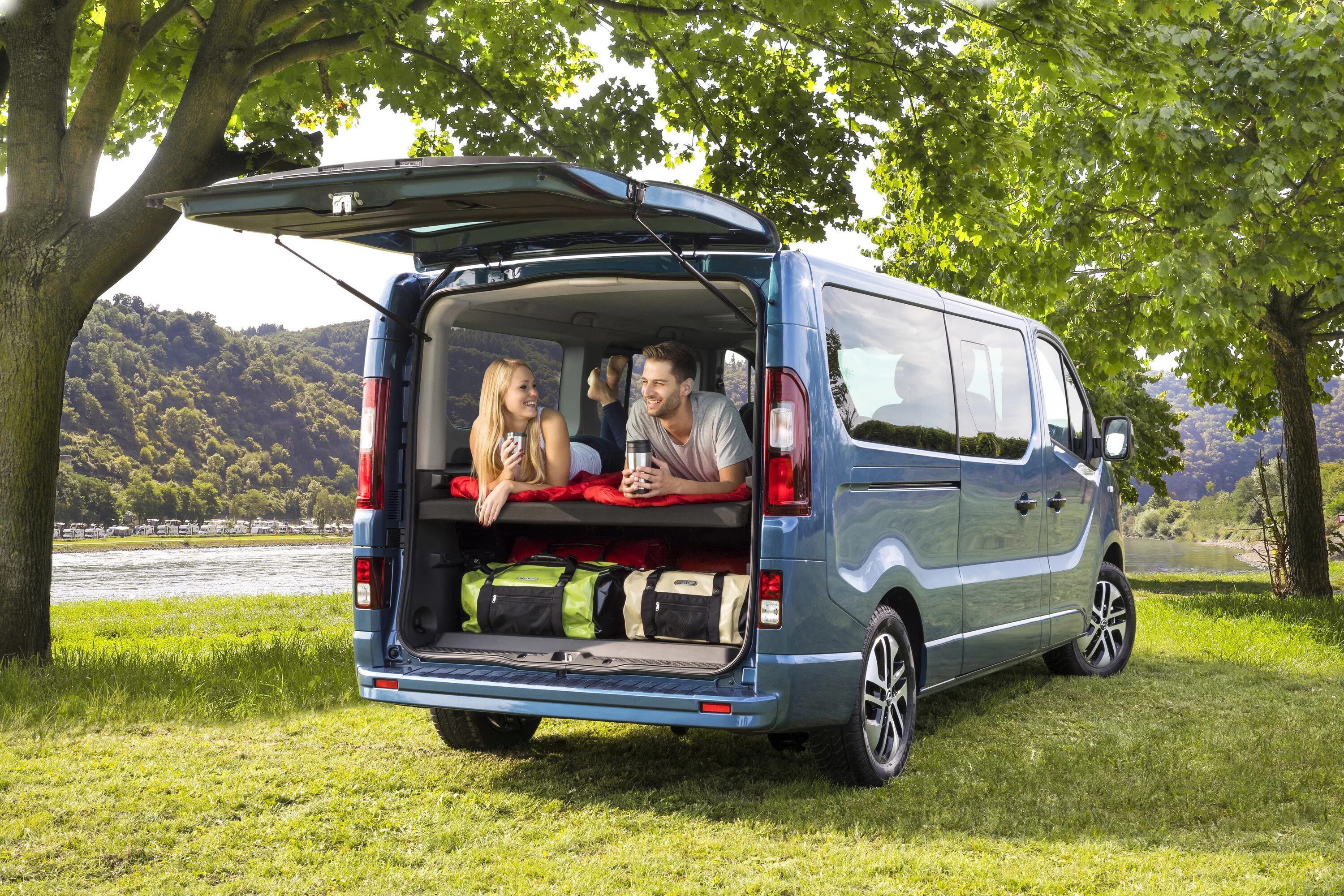 Семейный автомобиль для семьи. Opel Vivaro Camper. Opel Vivaro багажник. Опель Виваро лайф кемпер. Опель Виваро Лонг.