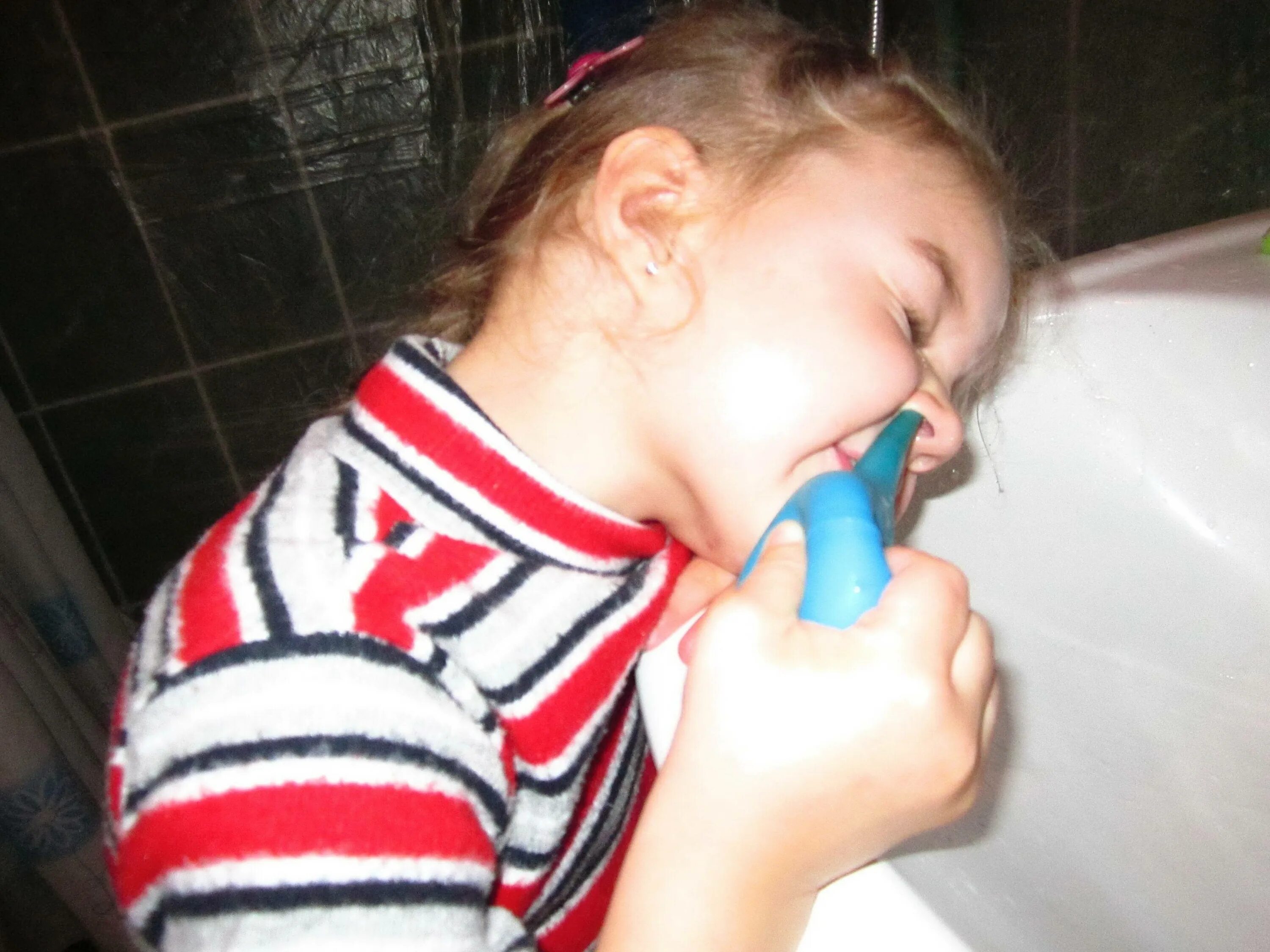 Промывание носа грудничку. Промывать нос детям. Спринцовка для промывания носа детям. Промывание полости носа у ребенка. Промывание носа ребенку 6 лет.