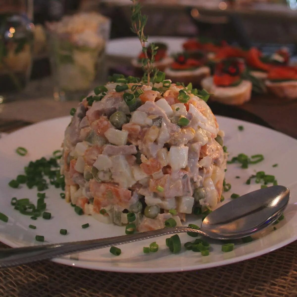 Оливье с языком говяжьим. Salat оливье. Ингредиенты мясного салата оливье. Оливье с мясом говядины. Оливье.