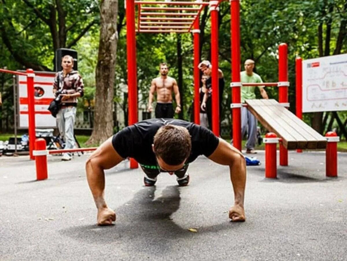 Тренинги площадки. Воркаут площадка парк красная Пресня. Занятия на спортивной площадке. Уличный воркаут. Тренировка на улице.