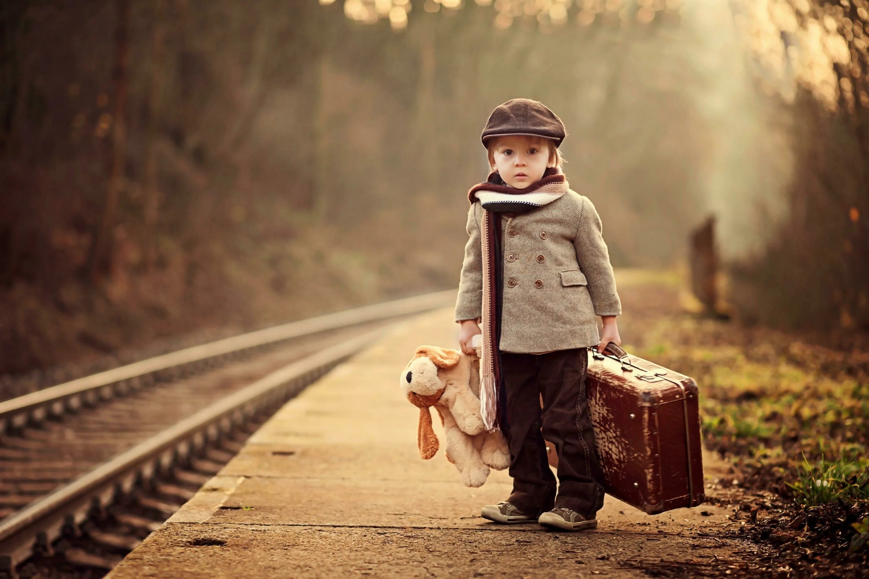Ну дети прощайте. Мальчик с чемоданом. Чемодан для детей. Мальчик с чемоданом на вокзале. Фотосессия мальчик с чемоданом.