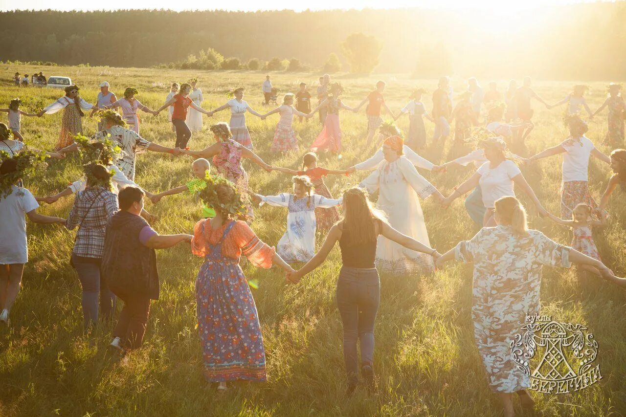 Лето ночь солнце. Солнце купалось. Закат на речке. Солнце купалось. Девушка в брызгах воды.