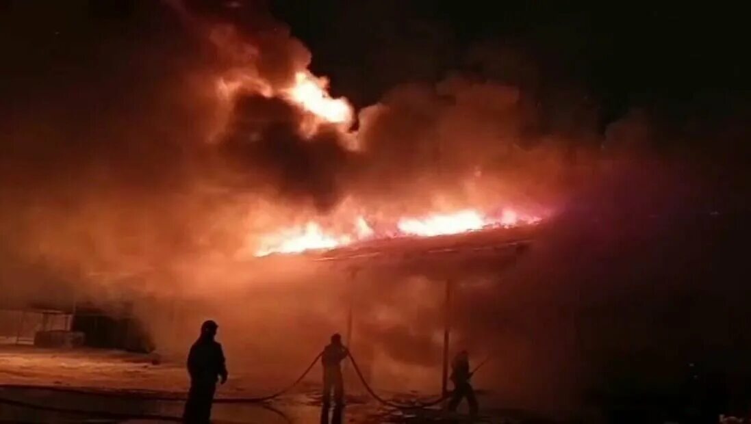 Дом горит. Пожар фото. Пожар в доме. Дом горит. Пожар на 19 линии омск.