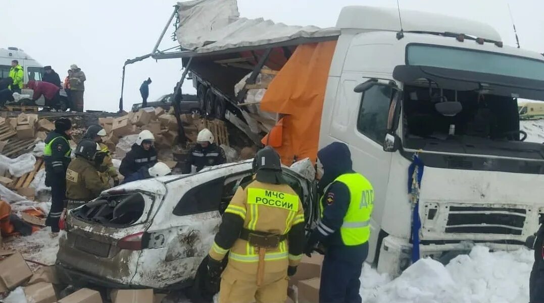 Авария около Сахаровки Алексеевский район. ДТП Сахаровка Татарстан. Авария на Алексеевской трассе.