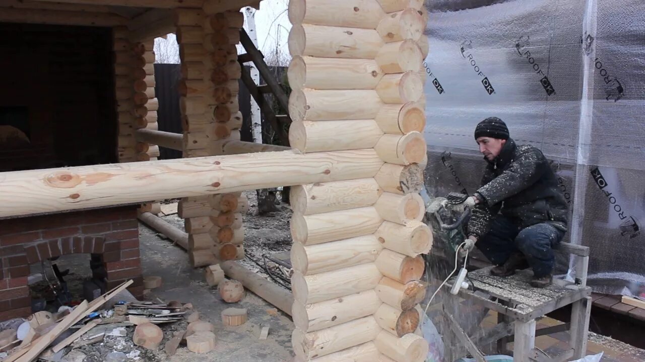 Выравнивание торцов. Выравнивание торцов сруба. торцовка бревен сруба. торцевание сруба. выравнивание бревен в срубе.