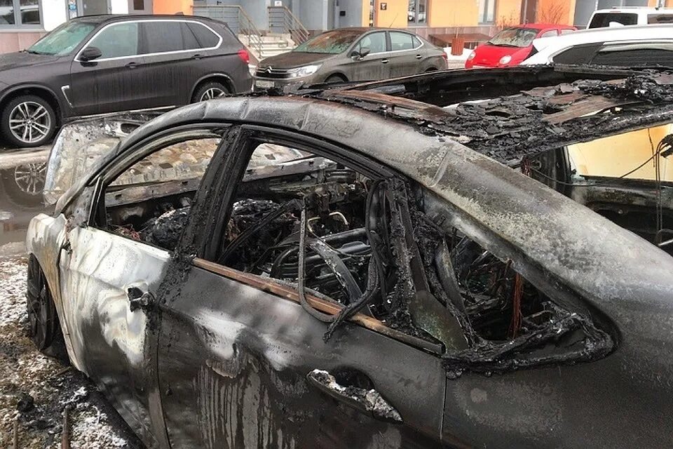 Сколько стоит сгоревший. Королев сгоревшие машины. Санкт-Петербург сгорел автомобиль. Сгоревшая машина на берегу Днепра. Сгорели машины на Пулковском.