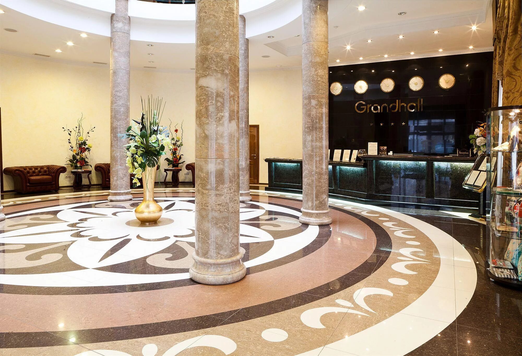 Гостиница хилтон вестибюль. Вестибюль отеля. Ресторан в гостинице клариджес в лондоне. Интерьер холла гостиницы. Холл отеля люкс.