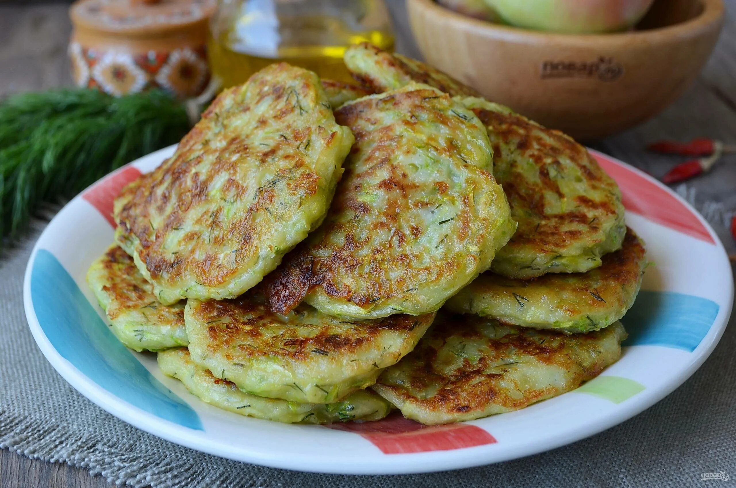 Приготовленные оладьи мамой были необыкновенно вкусны найти. Кабачковые оладьи "а-ля пирожки". Кабачковые оладьи с сыром. Оладьи с сыром и зеленью. Оладьи из кабачков с сыром и чесноком.