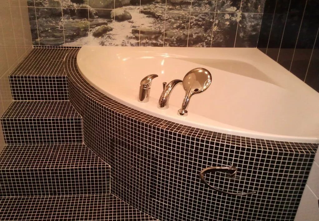 Углы мозаикой. Угловая ванная со ступеньками. Угловая ванная с мозаикой. Угловая ванная обложенная мозаикой. Экран для угловой ванны из плитки.