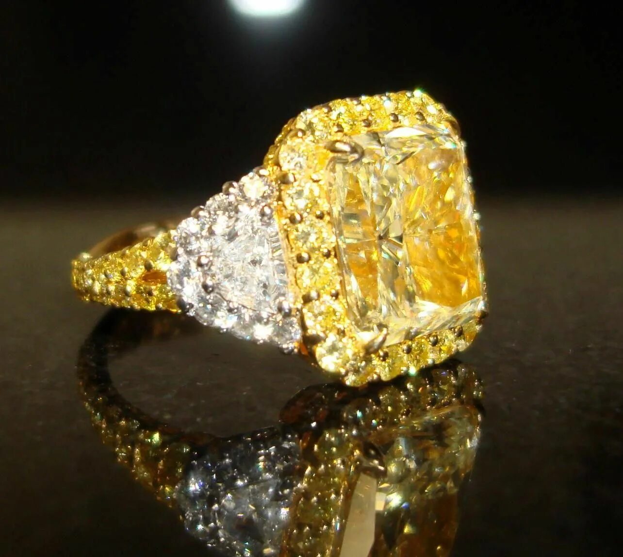 Золото бриллианты есть. Желтый сапфир октагон. Graff Yellow Diamond Ring. Шикарные украшения с бриллиантами. Красивые золотые украшения.