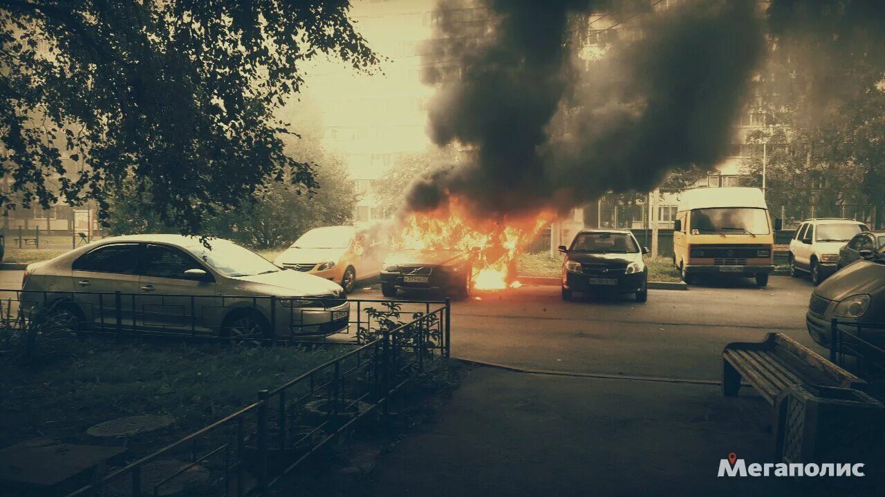 Звуки взрывов в спб. Взрыв машины в Санкт-Петербурге. Взорванный автомобиль в Питере. Взрыв машины во дворе.