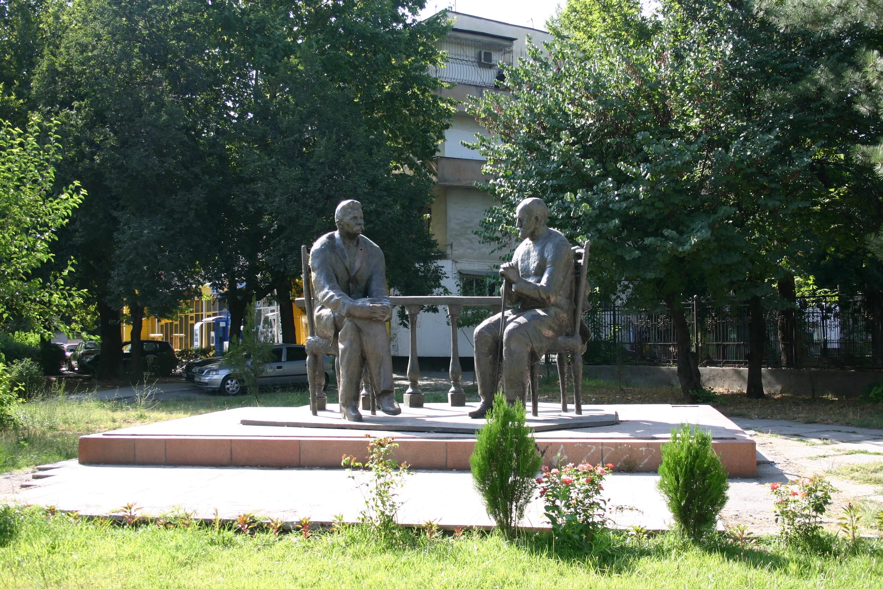 Памятник душанбе. Айни Садриддин памятник. Памятник Айни в Душанбе. Памятник Садриддину Айни Душанбе. Таджикистан парк Айни.