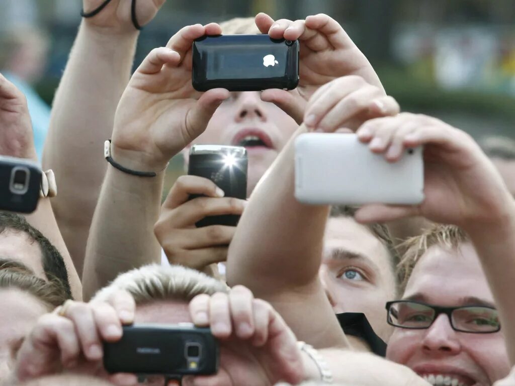 Снято на телефон по кругу. Фотографирует на телефон. Человек со смартфоном. Человек фотографирует на телефон. Человек с телефоном.