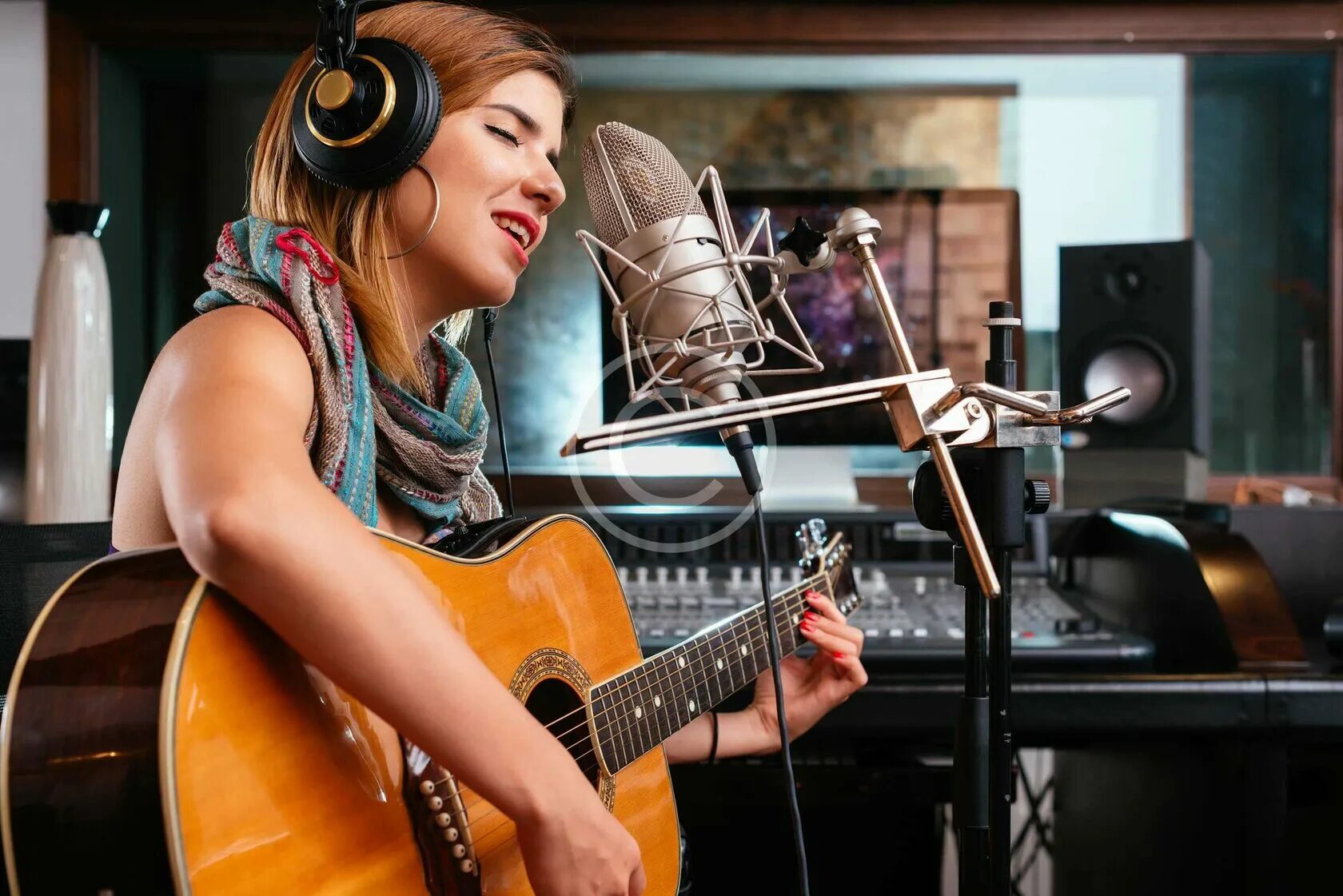 Пения в домашних условиях. Девушка с гитарой в студии. Певица с гитарой. Музыкант в студии. Девушка поет.