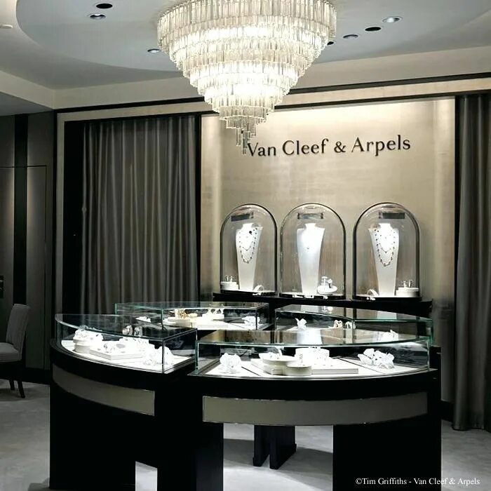 Шоурум ювелирных украшений first class diamonds. Van Cleef Arpels бутик. Van Cleef Arpels витрины. Van Cleef Arpels бутик Москва. Van Cleef & Arpels магазин.