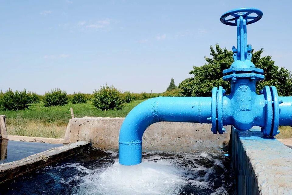 Водопровод Армения. Водопроводный канал. Водопровод в канале. Скважины на воду в Армении.