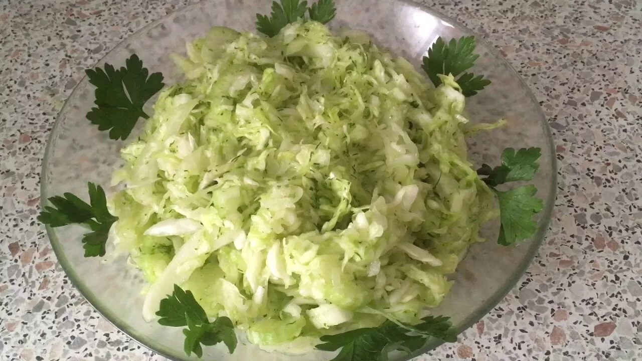Капуста сельдерей перец. Сельдерей с пекинской капустой. салат из капусты и сельдерея. салат из пекинской капусты и сельдерея. салат с капустой и сельдереем.