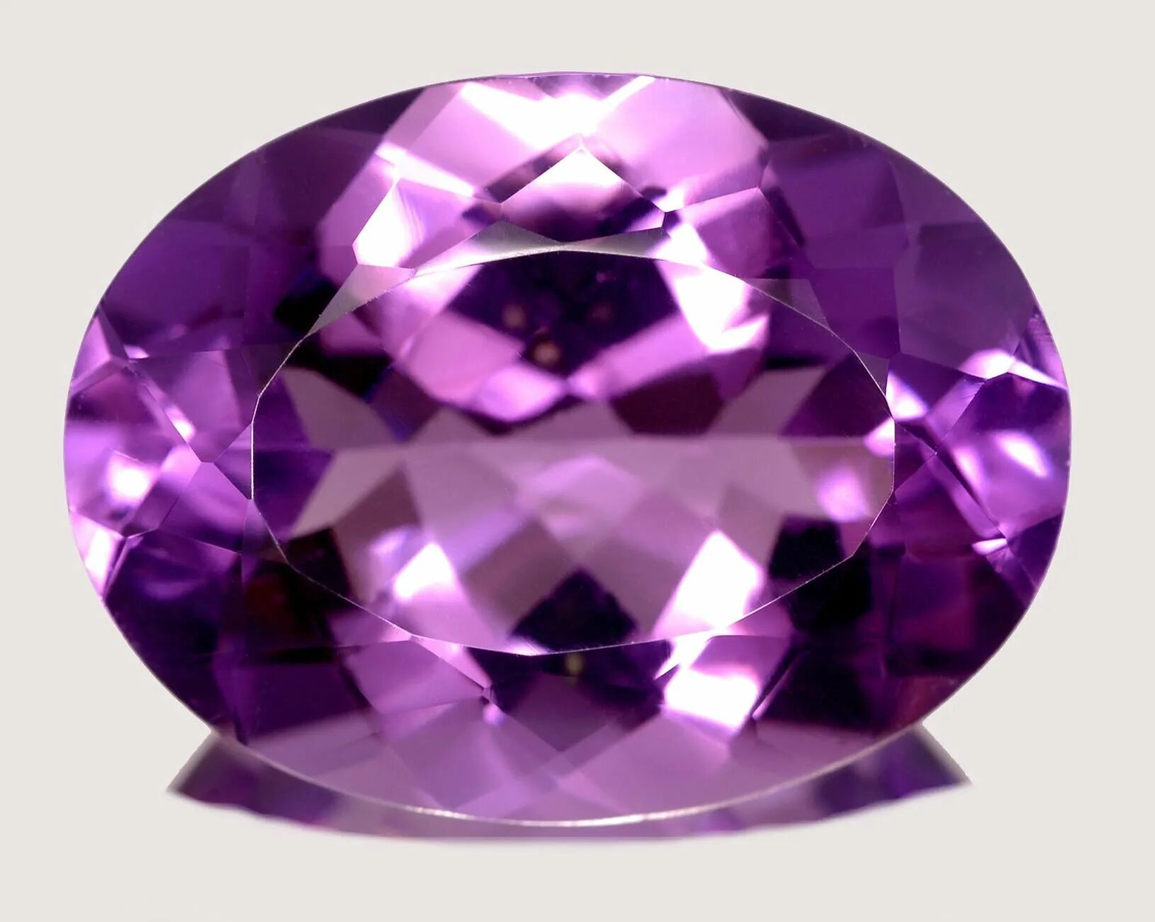 Какой камень фиолетовый. Фиалковый аметист. Фиолетовый кварц аметист. Фиалковый аметист камень.