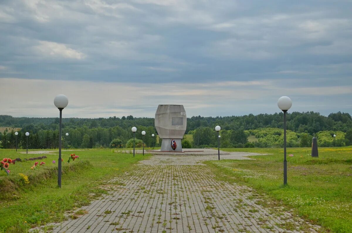 Мемориальный комплекс Богородицкое поле. Музей Богородицкое поле Вязьма. Мемориал Богородицкое поле под Вязьмой. Поле памяти Вязьма Богородицкое. Богородицкая вяземский