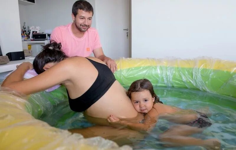 Женщина рожает дочку. Роды в воде фотосессия.