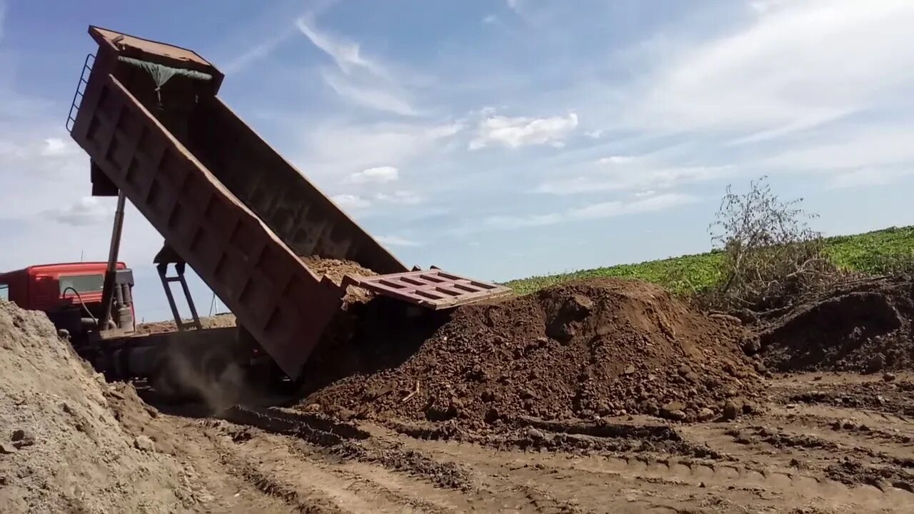 Песок речной камаз. Отсыпка самосвалом. Песок щебень отсев камаз. Грунт на подсыпку участка. Грунт самосвал.