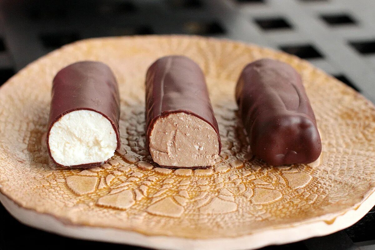 Рецепт домашних сырков в шоколаде. Глазированные сырки с шоколадом. Твороженный сырок шоколад. Сырок шоколадный глазированный. Глазированных сырков.