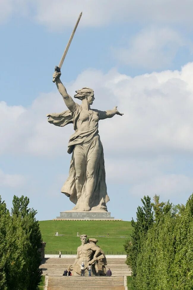 Самый большой памятник. Родина мать самая высокая статуя в мире. Высокие памятники мира Родина мать Волгоград. Высота мемориала Родина мать. Самый высокий памятник Родина мать.