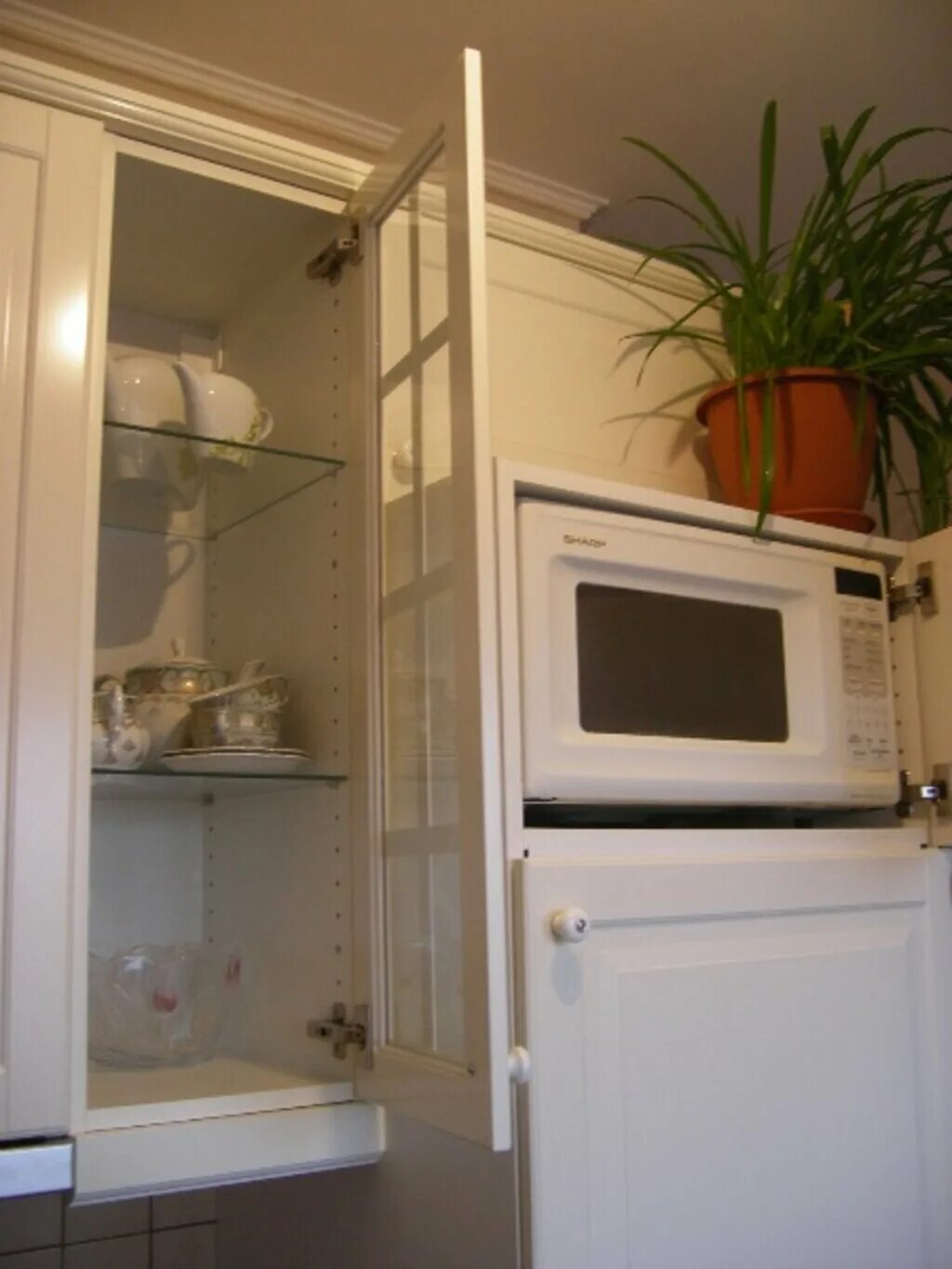 Микроволновая печь на холодильнике. Микроволновку на холодильник. Микроволновка на кухне. Микроволновка над холодильником.