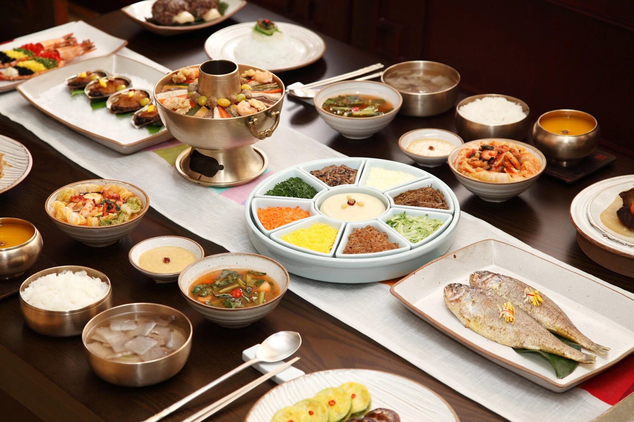 Южный обед. Южная Корея традициянальная еда. Традиционная кухня Южной Кореи. Корейская Национальная кухня Южная Корея. Корейская еда Джокбал.