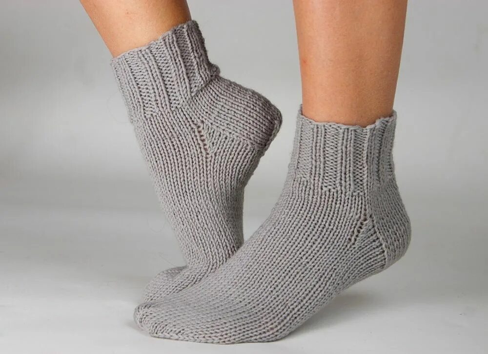Вязаные носки. Вязаные носки женские. Вязаные носки спицами. Носки женские спицами. Носочки просто