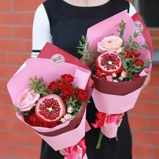 Что подарить с цветами