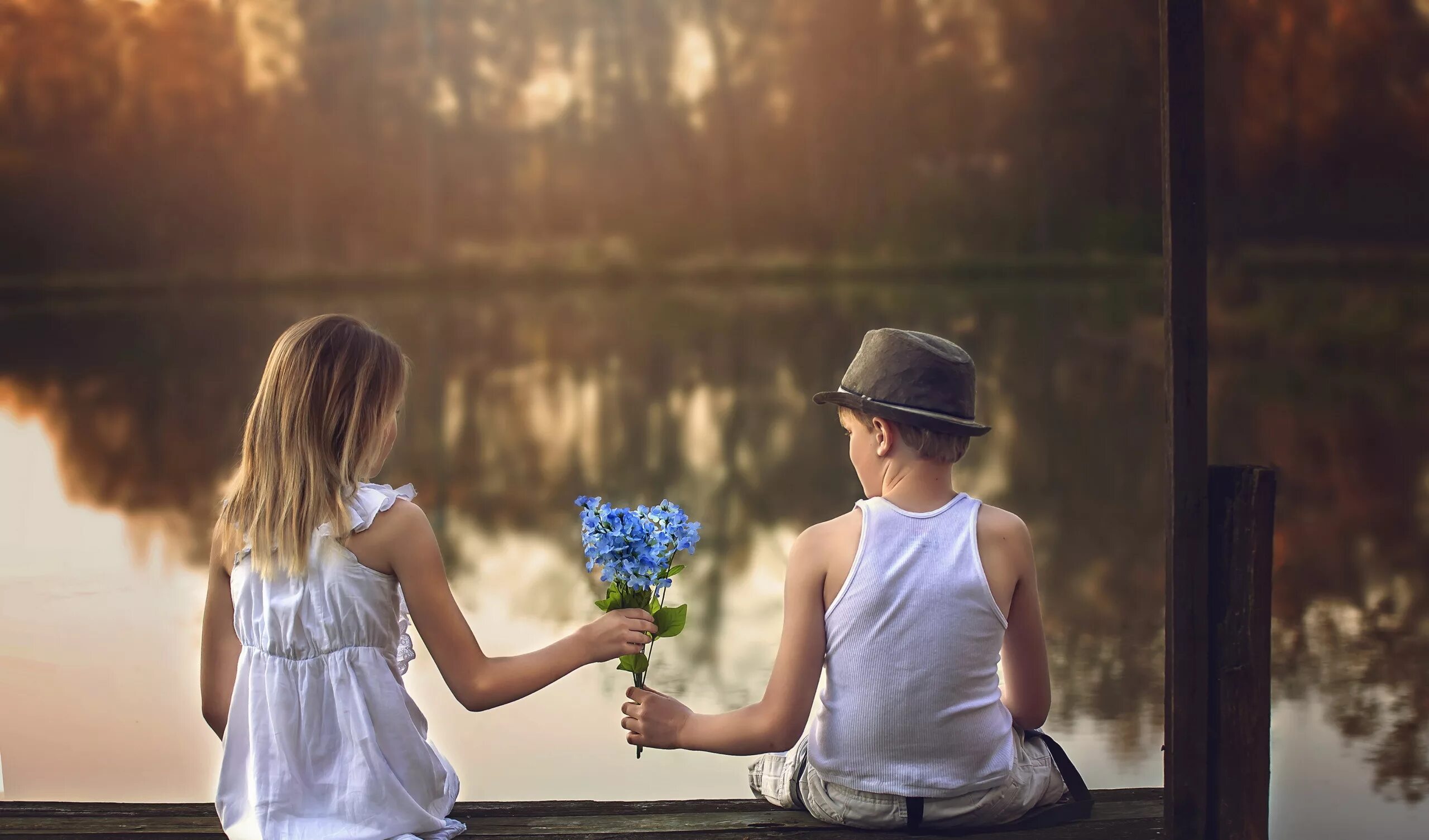 Мальчишка другой и девчонка другая. Мальчик Дари девочке цветы. Мальчик дарит девочке цветы. Мальчик девочка цветы. Мальчик и девочка любовь.