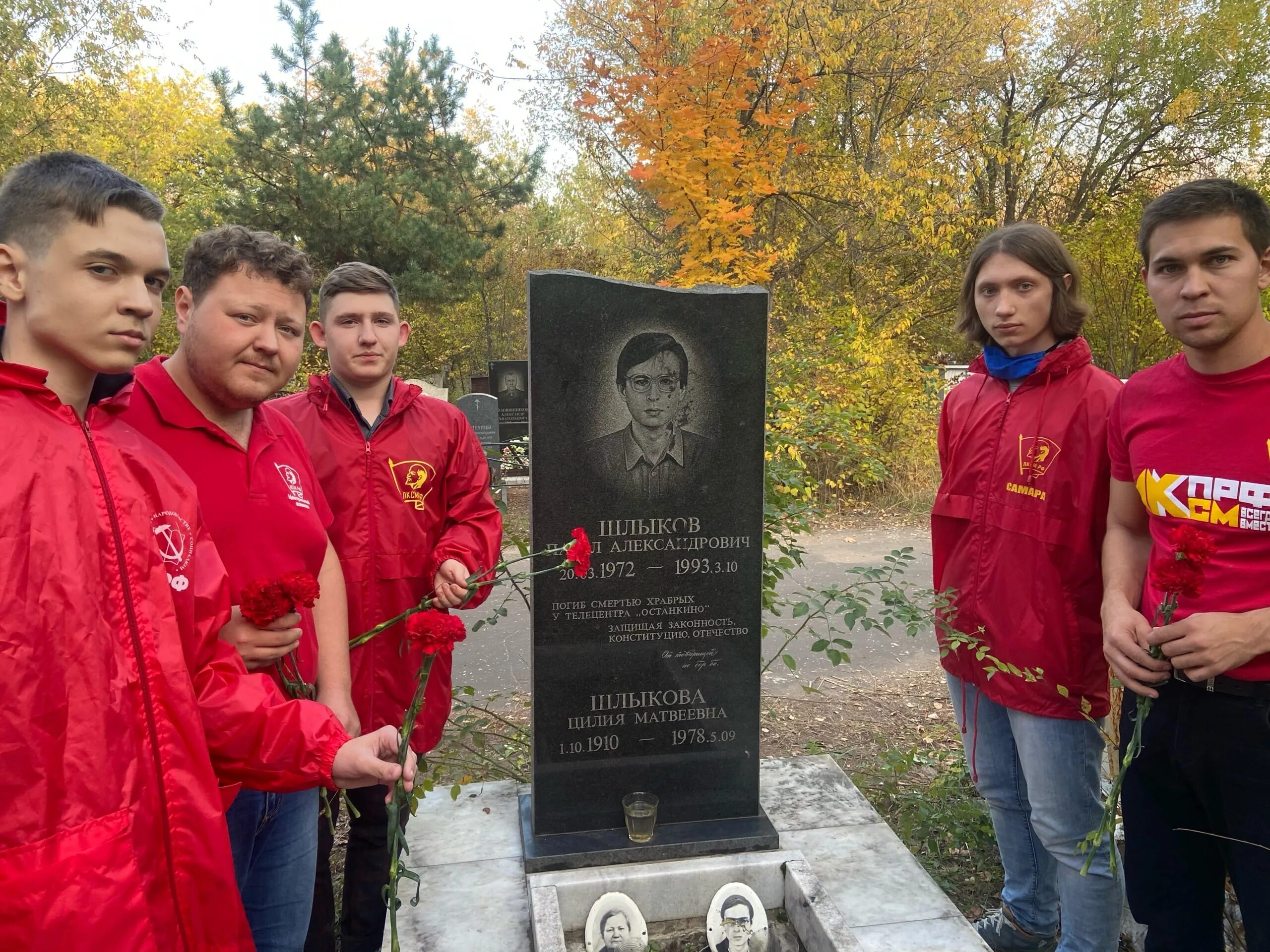 Павших смертью храбрых. Пал смертью храбрых защищая родину. Полегли смертью храбрых 360000.