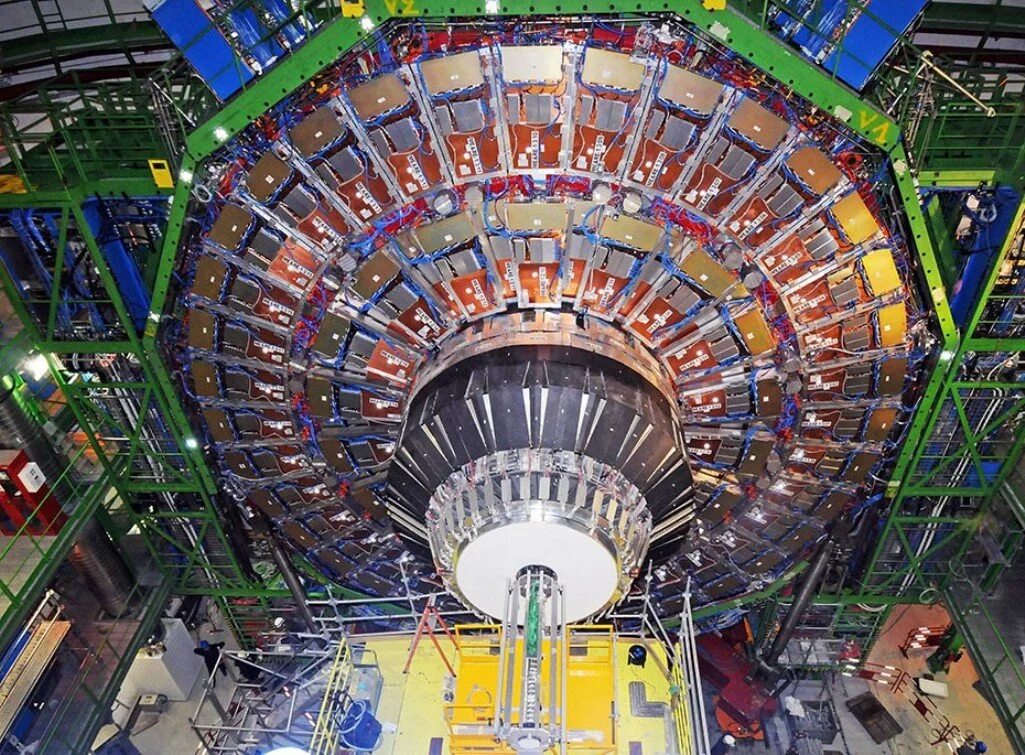 Ускоритель атомных частиц. ЦЕРН коллайдер. Коллайдер в Швейцарии. Большой адронный коллайдер в Швейцарии. ЦЕРН Женева коллайдер.